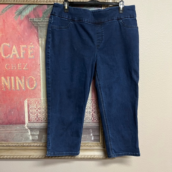 Chico’s Perfect Stretch Denim Pull On Capri - Picture 1 of 11